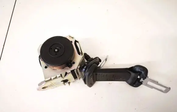 Middle seatbelt (rear)