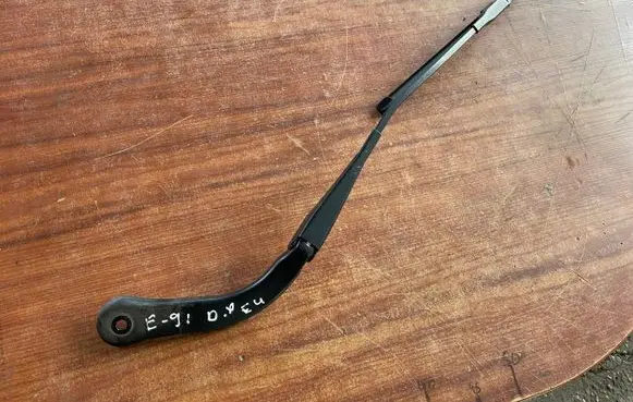 Front wiper blade arm