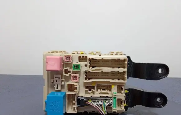 Toyota Avensis T270 Fuse box set 82730-05720