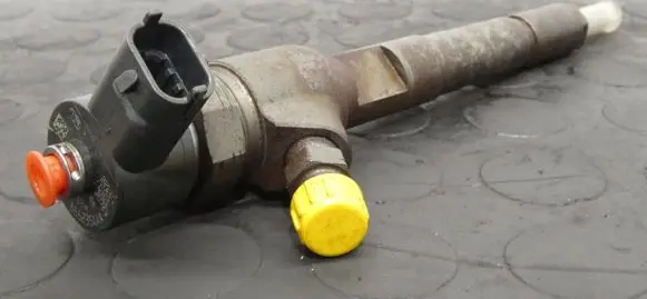 Opel Corsa D Fuel injector 0445110326