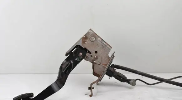 Volkswagen Golf V Clutch pedal 