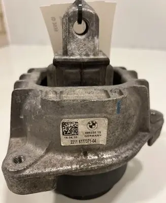 BMW 5 F10 F11 Engine mount bracket 68623513