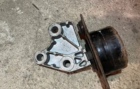 Opel Antara Engine mount bracket X04135