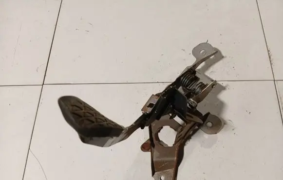 Mazda 5 Clutch pedal 