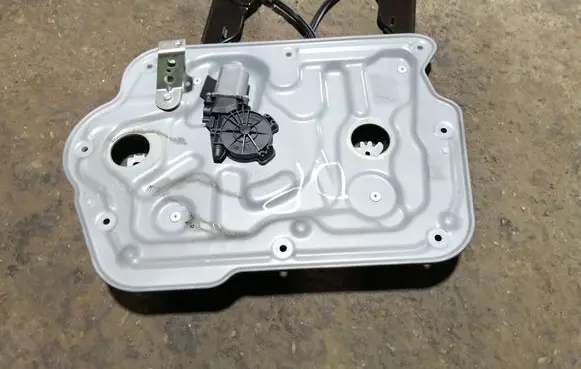Nissan Qashqai Front door window regulator with motor