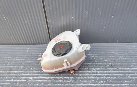 Audi Q3 F3 Coolant expansion tank/reservoir 5WA121407F