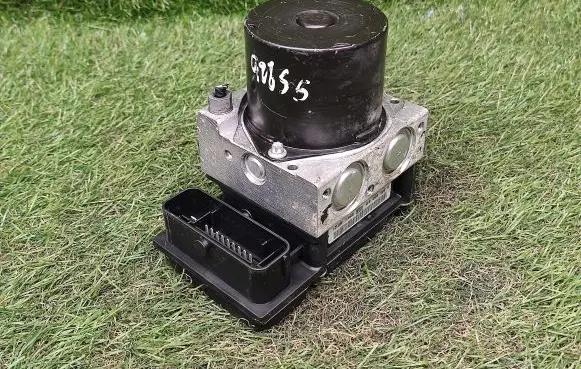 Skoda Fabia Mk2 (5J) ABS Pump 6R0907379J 6R0614117F
