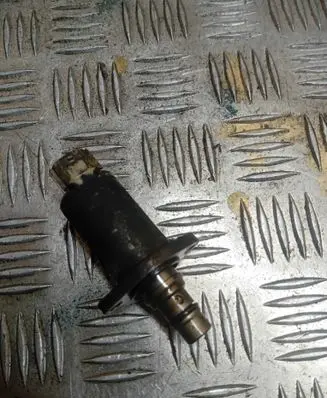 Nissan X-Trail T30 Fuel pressure regulator 