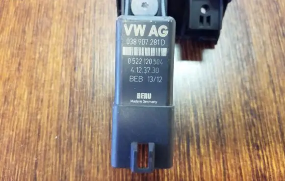 Volkswagen Tiguan Glow plug pre-heat relay 038907281D 0522120504