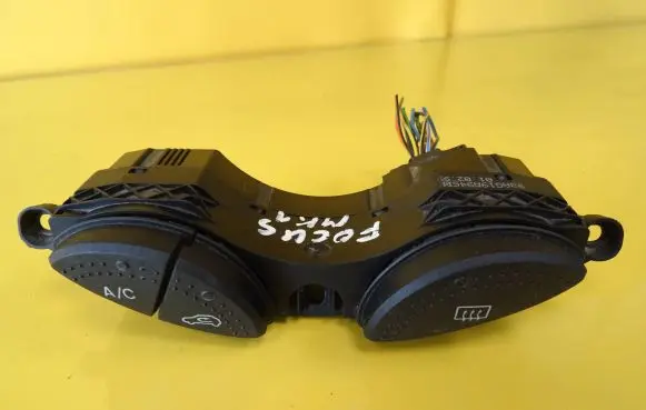 Ford Focus Windscreen/window heater switch 98AG19A945BF