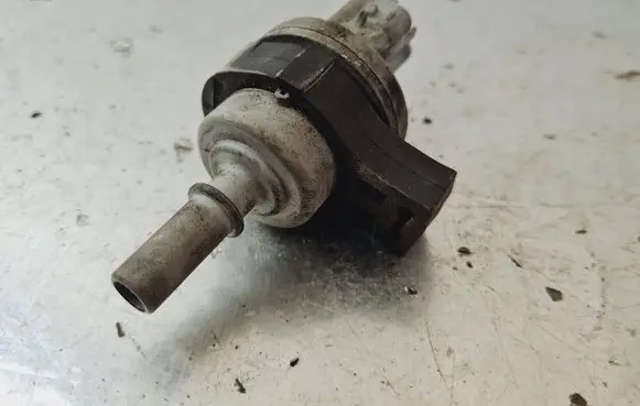 Peugeot 3008 II Turbo solenoid valve 9802009480