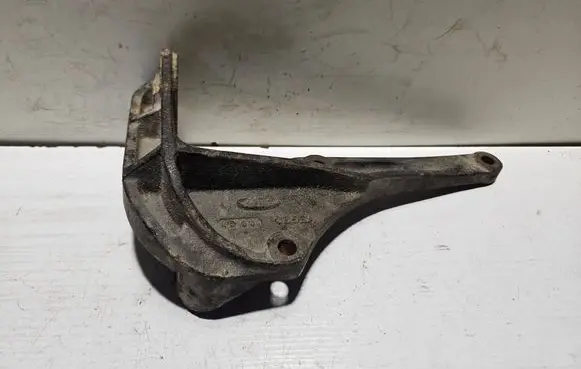 Engine mounting bracket