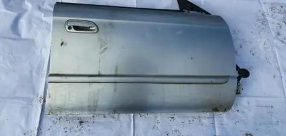 Subaru Legacy Front door sidabrines