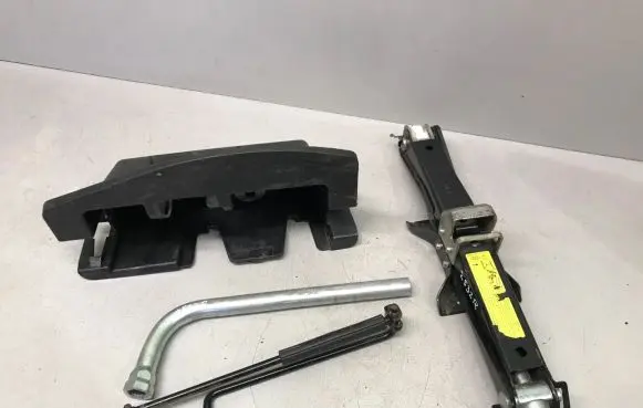 Audi A4 S4 B8 8K Tool set 8K9813685 8K0011031C 8K0011221