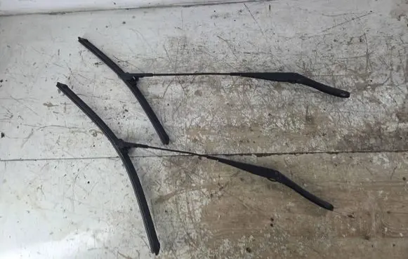 Opel Astra H Front wiper blade arm