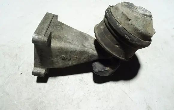 Mercedes-Benz C W203 Engine mount bracket A2712230063 A2712230904