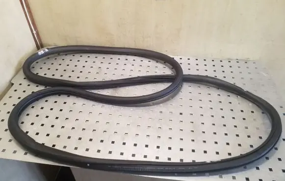 Opel Zafira C Front door rubber seal