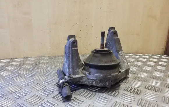 Engine mount bracket