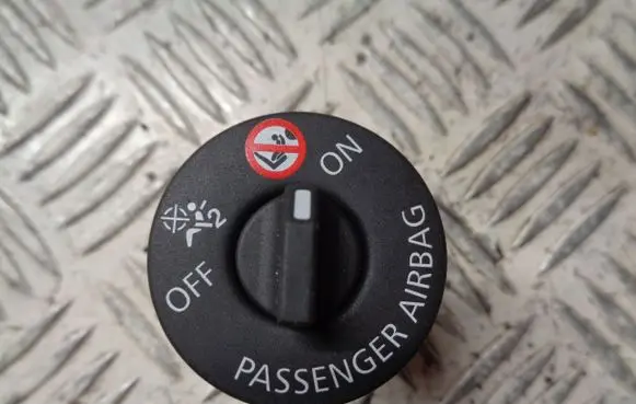 Renault Clio IV Passenger airbag on/off switch 681995290R