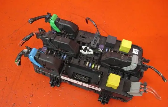 Chevrolet Zafira B Fuse module 13220832M