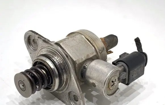 Volkswagen PASSAT B7 Fuel injection high pressure pump 0261520472