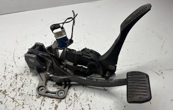 Volvo XC70 Accelerator throttle pedal 31329060