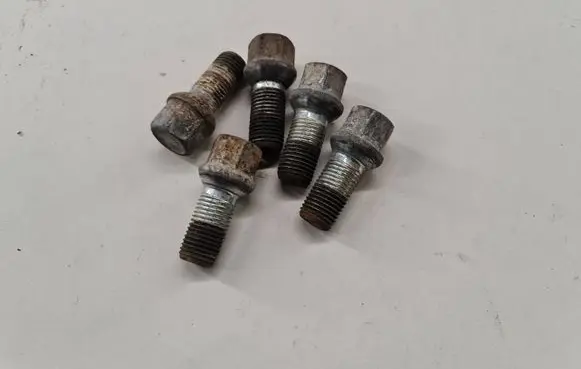 Volkswagen PASSAT B6 Nuts/bolts 