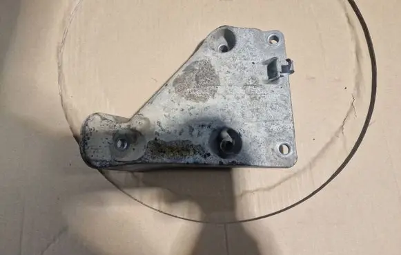 BMW 5 E60 E61 Engine mounting bracket 6769279