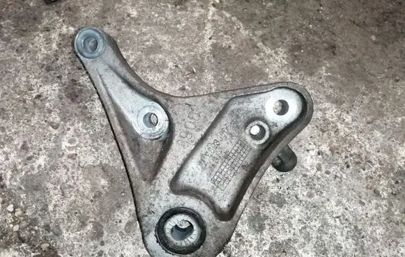 Opel Mokka X Gearbox mounting bracket 96983905