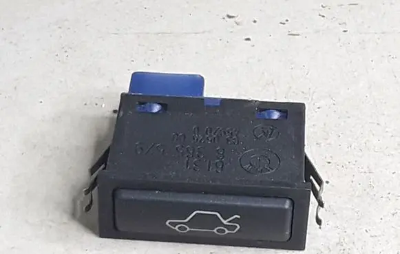 BMW 5 E39 Tailgate/boot open switch button 61318365579