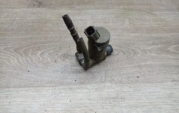 Volvo V70 Windscreen/windshield washer pump
