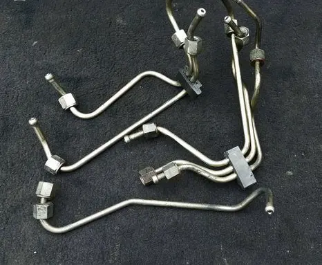 Fuel injector supply line/pipe