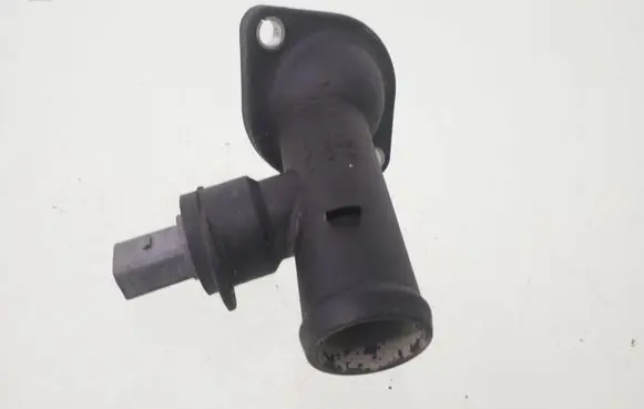 Volkswagen PASSAT B6 Engine coolant pipe/hose 03G121121B