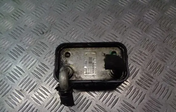 Volvo V70 Engine oil radiator 8677973