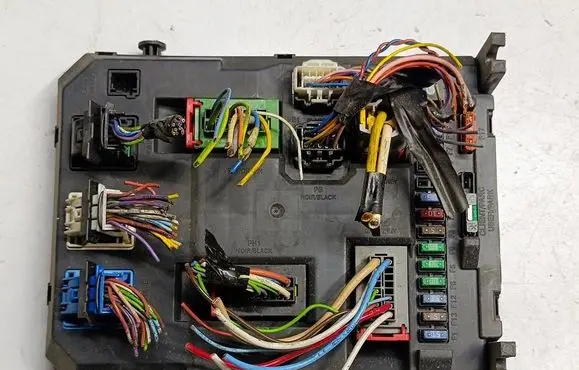 Peugeot 207 Fuse module 9664983480 22661F01 PRT0679001