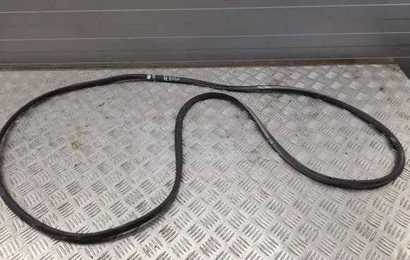 Porsche Macan (95B) Rubber seal rear door 