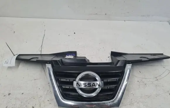 Nissan Juke I F15 Front bumper upper radiator grill