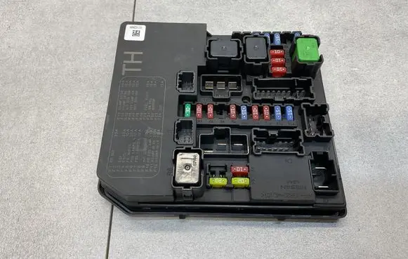 Nissan Juke I F15 Fuse module 284B71TX2A