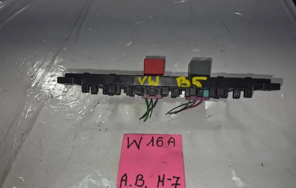Volkswagen PASSAT B5 Fuse box set 267373