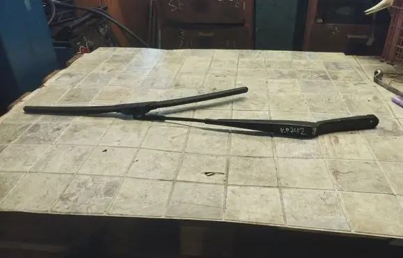 Windshield/front glass wiper blade