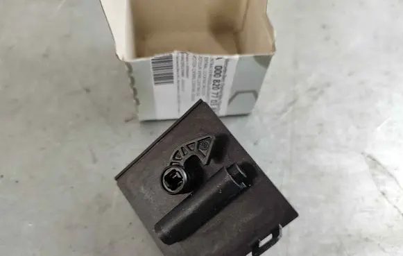 Mercedes-Benz E W213 Fuel tank cap lock motor a000820770380