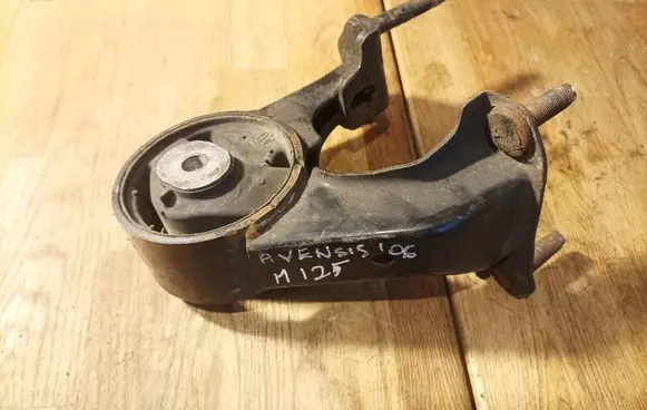 Toyota Avensis T250 Engine mount bracket