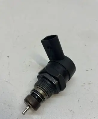 BMW 5 E60 E61 Fuel pressure regulator 0281002481 11161742