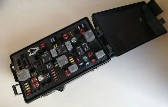 Chevrolet Camaro Fuse module 22760635