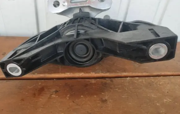 Peugeot 308 Engine mount bracket 9820499380
