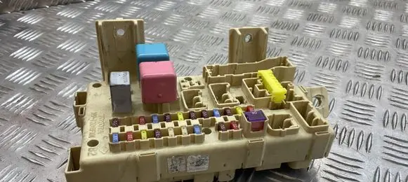 Toyota Corolla Verso AR10 Fuse module 892210F020