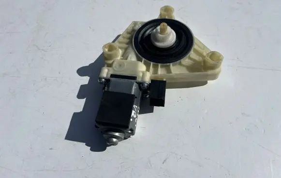 Volkswagen PASSAT B8 Rear door window regulator motor 5Q4959802D