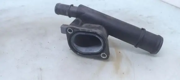 Volkswagen PASSAT B6 Engine coolant pipe/hose 038121132G