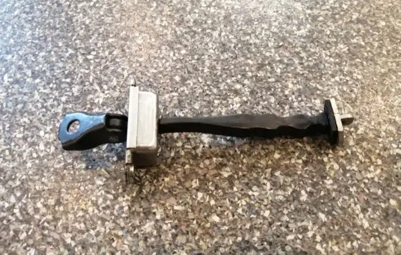 Nissan Leaf I (ZE0) Front door check strap stopper