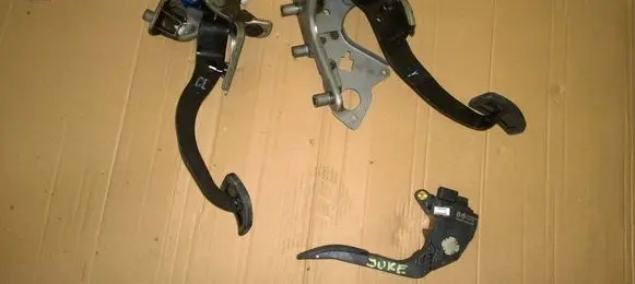 Nissan Juke I F15 Accelerator throttle pedal